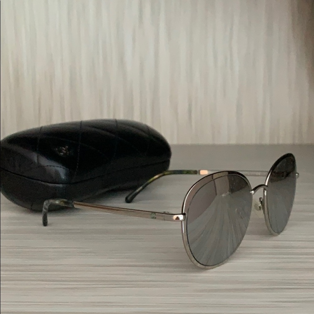 CHANEL sunglasses round Silver frame.